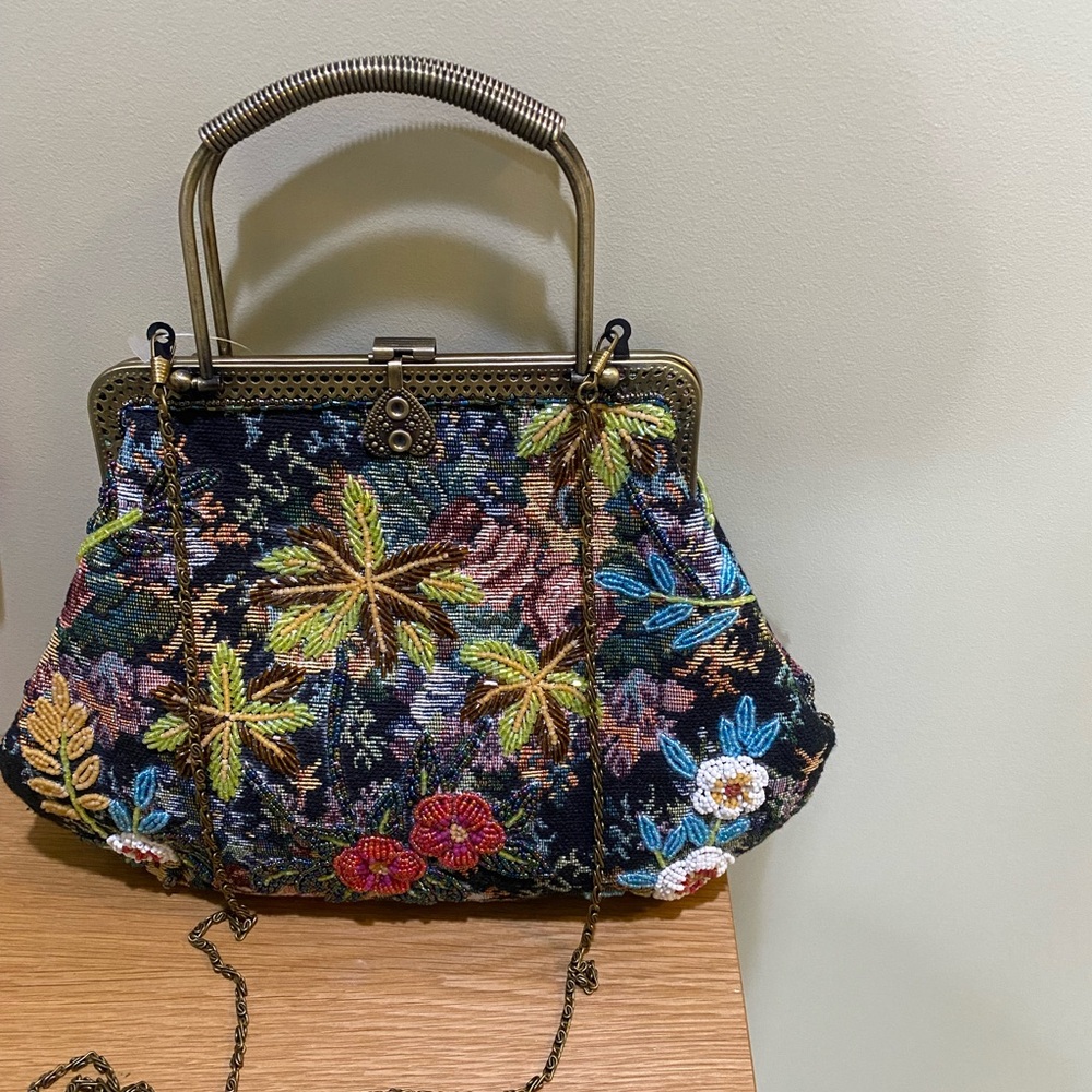 Black and Green Vintage Shoulder Bag with Floral Print and Gold Clasp